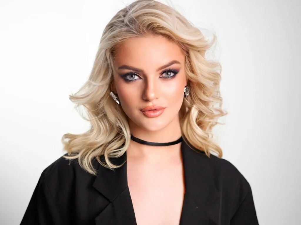 ViviennePower – webcam model profile photo